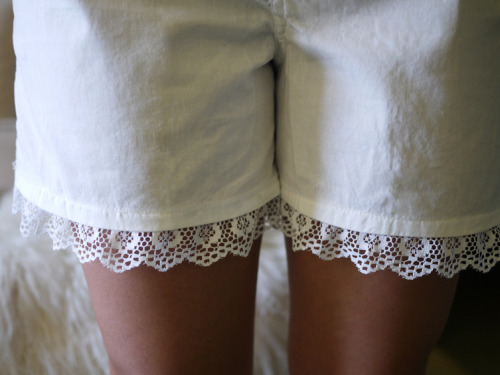 DIY Lace Shorts. Find the so simple tutorial here at Honestly…WTF. All you need is white boxe
