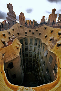 enochliew:  Casa Milà by Antoni Gaudí The