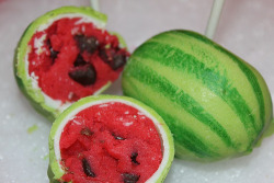 niffin:  ffoodd:  ‘Watermelon’ Cake balls