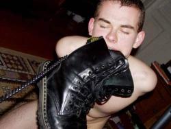 lickmybootsfaggot.tumblr.com post 52582210037