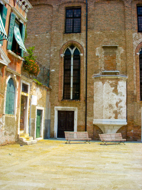 caravaggista:Homes in Venice, Italy next to the facade of La Chiesa di Sant’Alvise. 2008. Those two 