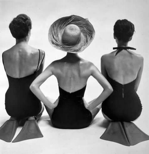 theniftyfifties:  Ladies in flippers for Vogue, 1950.  Photo by Toni Frissell. 