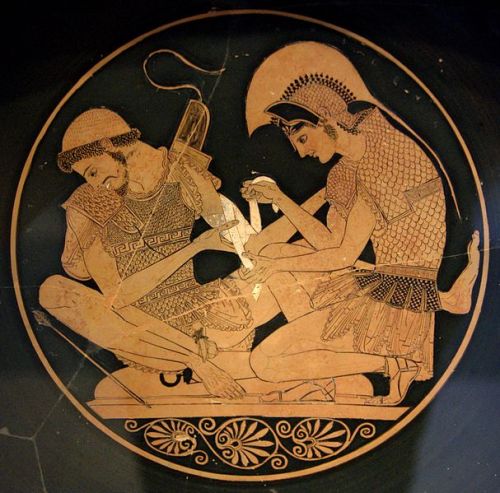 fuckyeahlgbtantiquity:Achilles bandaging Patroclus’ arm - cup tondo by the Sosias painter#wanna bet 