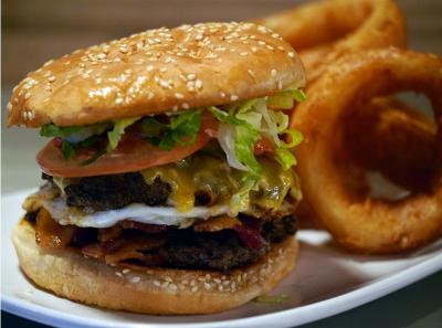 No better way to celebrate July 4th with good ol’ American food! This is what i want in my belly right now!! Big greasy, artery clogging burger with delicious onion rings. Oh damn i miss American onion rings!!