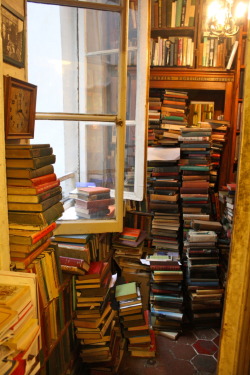 prettybooks:  Inside Shakespeare &amp; Co, Paris (by thegreatgracie) 