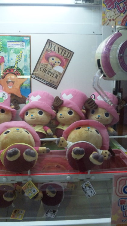 UFO Catcher (Claw crane); One Piece Chopper Plush dolls.