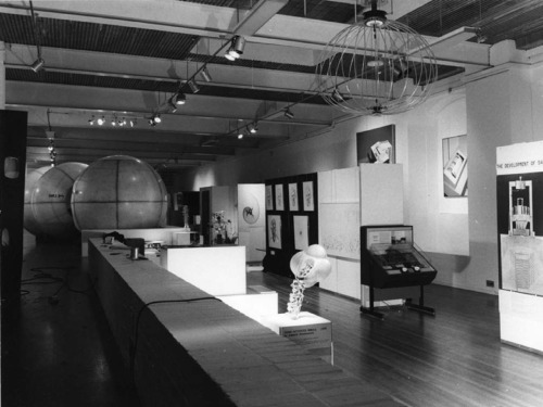 exhibition view, ICA London 1968.
[SAM (Sound Activated Mobile) in foreground.]