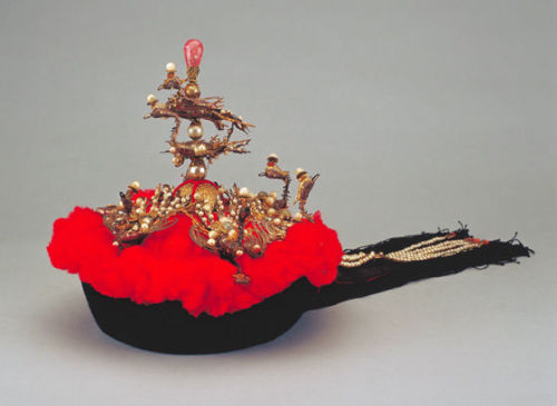 ornamentedbeing:Imperial concubine’s winter court hat, 1644-1911 (Qing dynasty). Sable, pearls, go
