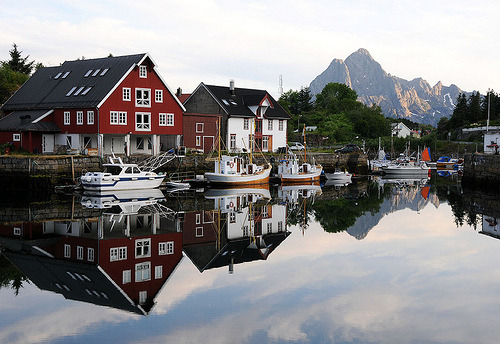 scandinavia-mania:  Kabelvåg village, Lofoten / Norway (par anjči) 