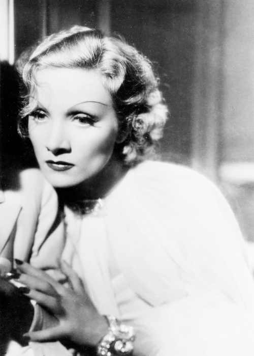 illustratedstorybook:  Marlene Dietrich | Desire; 1936   Ależ mi się ten film podobał.
