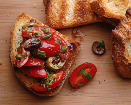 This kind of toast is really something. Now we can abolish the rule of pizza: it’s easy to prepare and delicious. Fresh cherry tomatoes, olives some parsley and olive oil. Benissima!!!