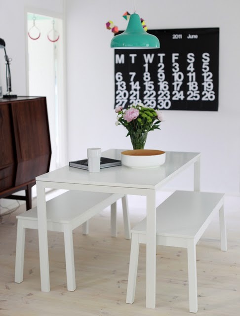 ne-uw:  w-i-d-e-e-y-e-s:  i like that giant calender  I like how there is clean white furniture but then there is pieces of colour to bring brightness and liveliness to the room. Obsesssssssed. simplistic yet so stunnnnning! i love white 