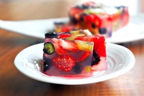 gastrogirl:  agar agar jelly with kiwi and berries. 