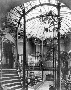 thepowerofart:  Victor Horta, staircase in the Van Eetvelde House, Brussels, Belgium, 1895.   Głupio mi. Miałam straszną podjarę, kiedy rozpoznałam, co to za wnętrze i przypomniałam sobie, czemu jest takie ważne. Moje życie jest życiem studenta.