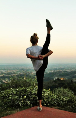 gluttonyy:  24inches:  Wowza, that is some flexibility. And a breathtaking view.   Body let me do thissssss. 