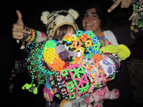 trapped-in-edm:  hellosail0r:  this is just crazy…  NOW that’s a kandi kid!