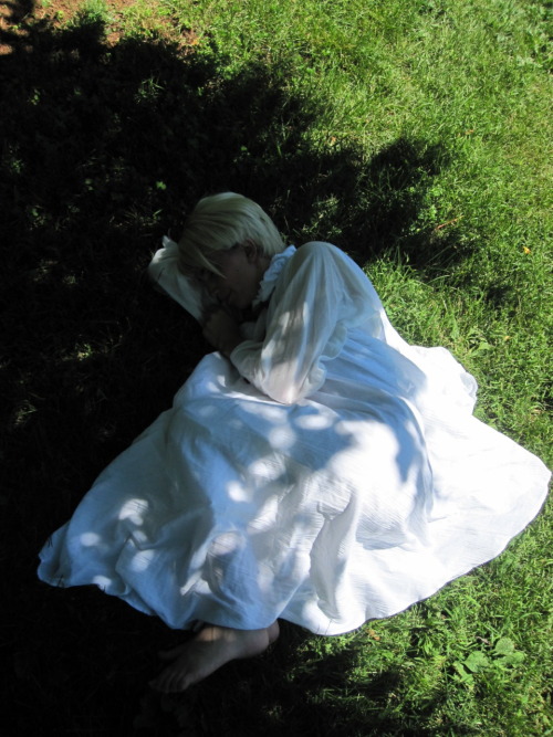 hoshiko2:  One of my favorite pictures from the photoshoot. The pictures aren’t ready yet, but they shall be soon! This one doesn’t need a touch-up. And yes, that’s me. :3b  Awww this one is pretty 8D
