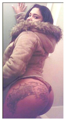 thickwifes:  Ya Think Her Booty Gets Cold?