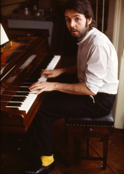 oobujoobu:Paul on piano, 1970