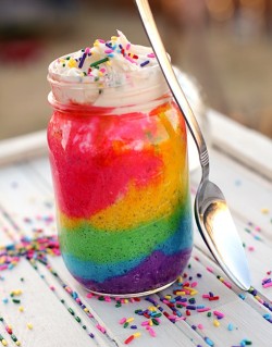 arijuana:  k4rkl3s:  appleinmyheart:  Rainbow Cake in a Jar click here for the recipe!  reblogging for future reference  Uhhhhmahgawd