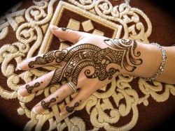 brina2287:  Arabic mehndi designs for hand… this is beautiful to me 