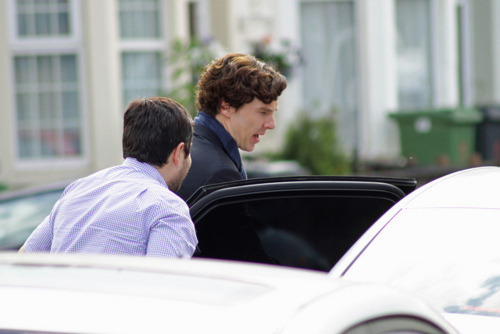 lookivegotablanket: geothebio: sherlockseesthrougheverything: oftvandlife: DO YOU SEE HIS HAIR 