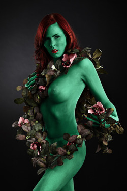 randomfives:  Comics Bodypainting: Poison Ivy (painter unknown)