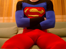 krazyraysbulgeparade:  NO!!! I am staying right here Lois…. Flash said that Robin has a nicer bulge than me. 