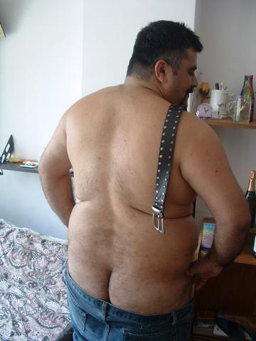 Chubs who unbelt their trousers and let them drop to show off some hairy bum are HOT! bearlust:  (_|