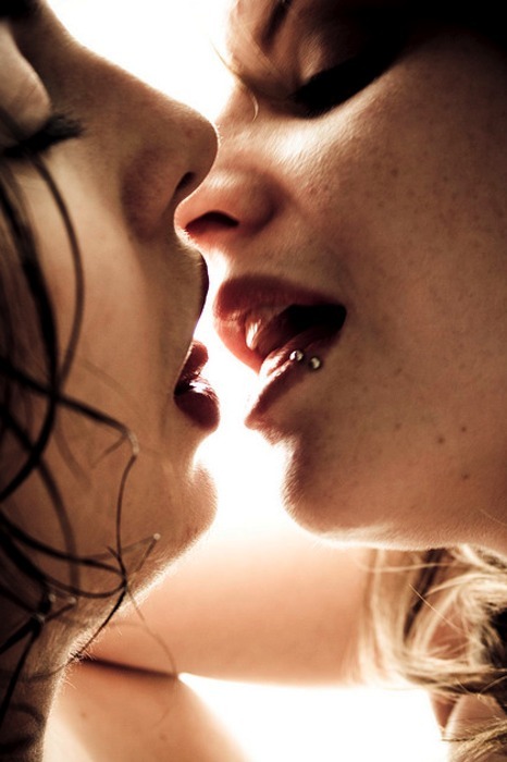 lesbilicious:  Lips to lips