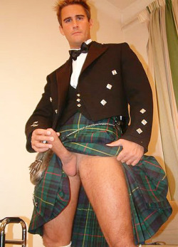 randydave69:  Steve Hooper in a kilt! YUMMY!