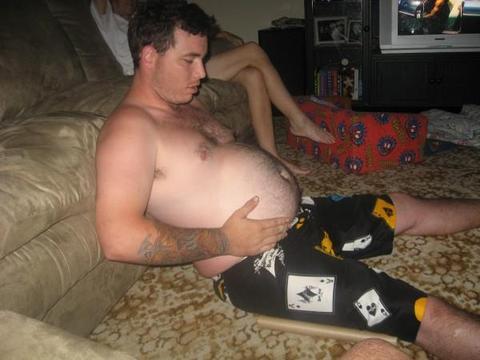 bloatmeup:  keepembloated:  fuckyeahbeerbellies:  never done a sit-up in his life