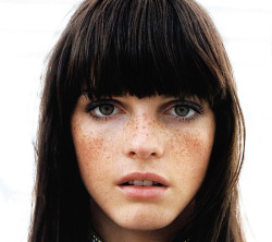 cuna-e:  andwhatalicesaw:  c-adence:  her freckles are hot.  why don’t my freckles look like this!? #cry  i wish i had freckles *sigh* 
