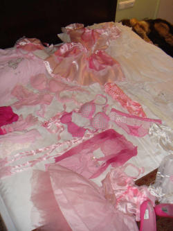 A fantastic pink ensemble! chastewiddlesissy: