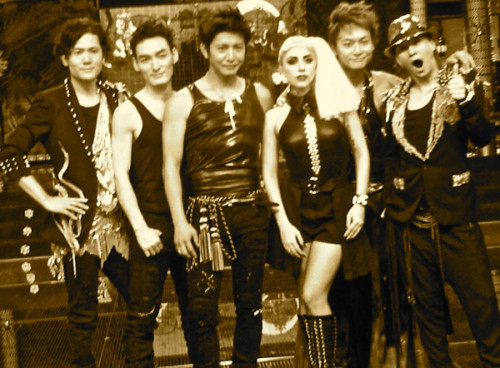 tekusuke: kotoripiyopiyo: レディー・ガガ本人がSMAPの写真をTwitterに流している。 ジャニーズどう出るか… (via SMAP SMAP REVENGE