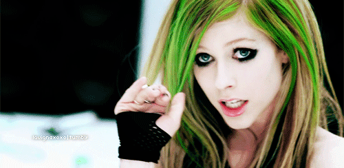 A Avril Lavigne faz mechas verdes e fica assim: