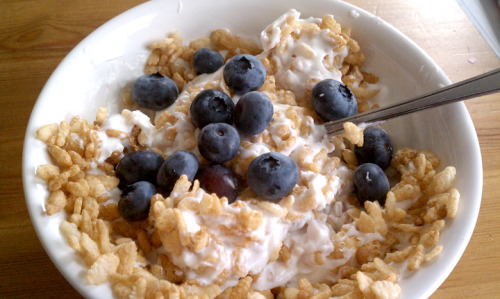 Newest obsession - greek yogurt with crispy brown rice and fresh fruit :)