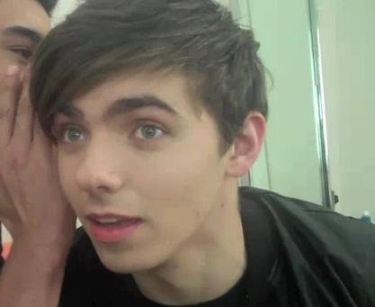 His eyes kill me in this picture! Just OhMyGod!! &lt;3