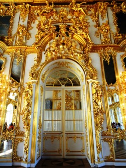 jenbalisi:  Rococo at it’s finest in Catherine’s Palace in St. Petersburg, Russia 