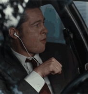 Ouvindo música no celular:
