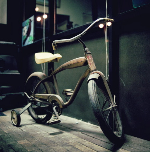 oldbikepunk:  thebicycleisart:  A Beloved Steed (via Jason Allen Lee)  Sweet ride!