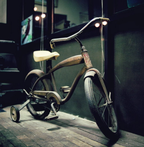 oldbikepunk: thebicycleisart: A Beloved Steed (via Jason Allen Lee) Sweet ride!