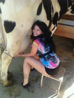 lstroublemaker:  Sexy milking that cow 