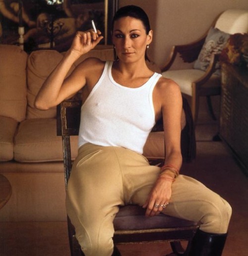 thisisnotherstory:  Angelica Huston is a Bombshell.   Um…wow. Darling, I think you’d agree?