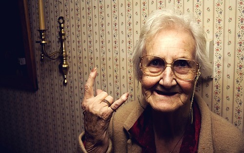 sentimentos-escondidos:  Rock não vê idade, rock não vê cor, rock não vê aparência. Rock é atitude, rock é não ligar pra opinião alheia. Rock é simplesmente, ser você. 