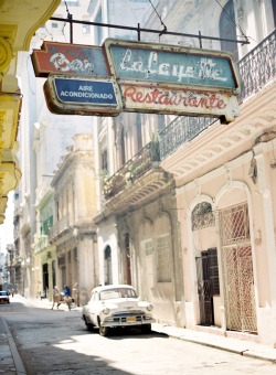 robot-heart:  (via Havana, Cuba « Jose Villa | Fine Art Weddings) 