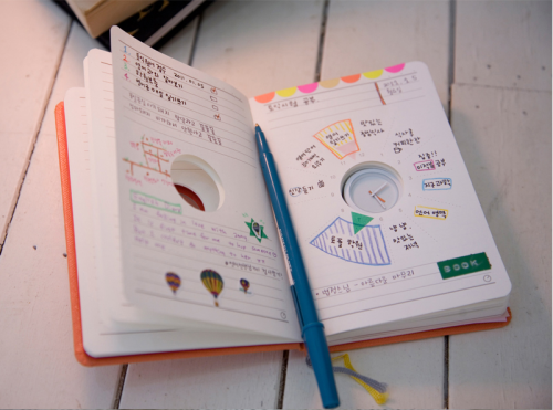 idea-obscura:  if you want to improve your time management skills, this notebook might just be the answer. the embedded watch inside the notebook allows you to visually plan your schedule while keeping track of the time! i swear, asian people think
