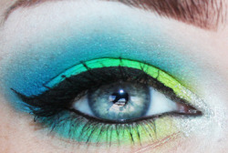 happyhues:  These colors are amazing! Check out the tutorial to get this fun colorful eyeshadow look!