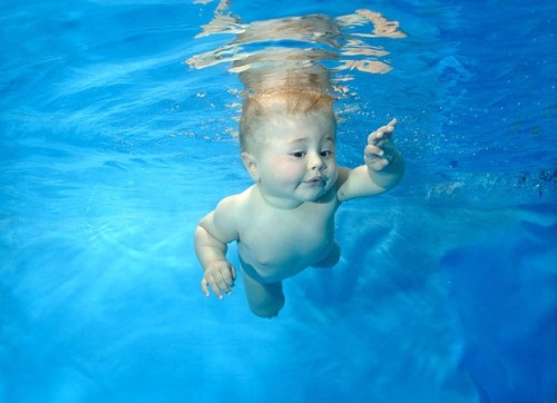 photojojo:Phil Shaw and his partner Ana Torres set up London Baby Swim which offers classes for pare