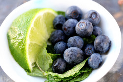youthlush:  cafune-h:  omg blueberries my fave  these blueberries look so crunchy and yum 